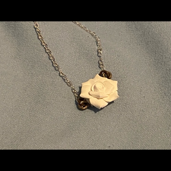 White flower necklace - Picture 3 of 4